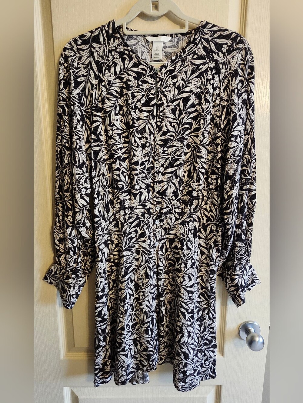 3 FOR $25 H&M Black Beige Floral Long Sleeve Dress. Size Medium. NWT.